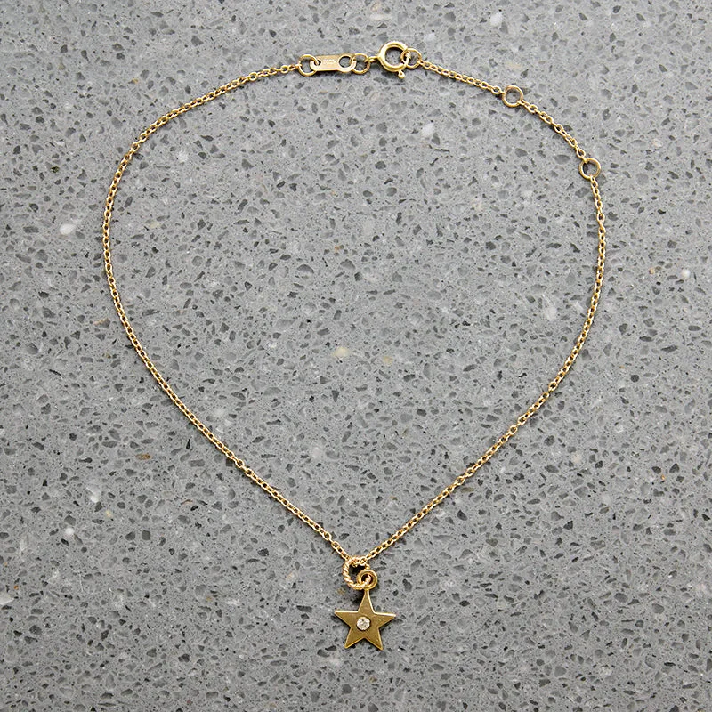 Delicate Gold Bracelet with Diamond-Set Star Charm